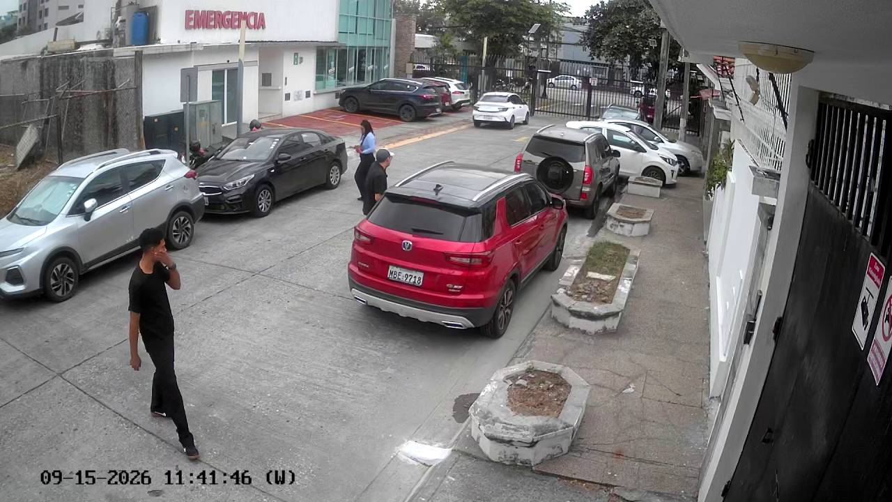 Fotograma real de una cámara de entrada con vehículos y personas